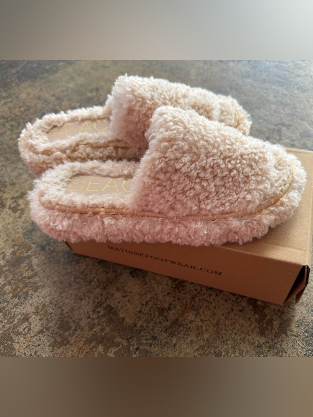 BEACH BY MATISSE Women’s Plush Slide Slippers in Cream NEW IN BOX - Picture 2 of 4